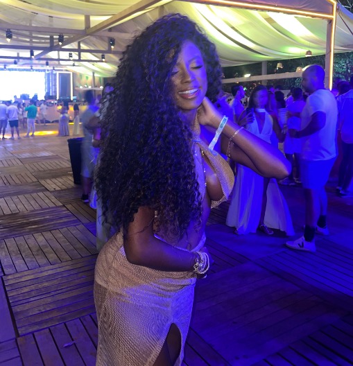 Ex-BBB Lumena conta que teve cabelo revistado em festa de Réveillon