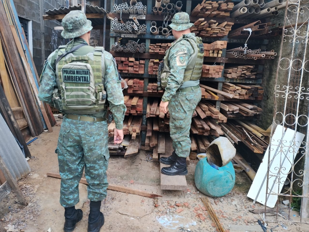 Madeira ilegal avaliada em R$ 16 mil é apreendida em material de construção de Manaus