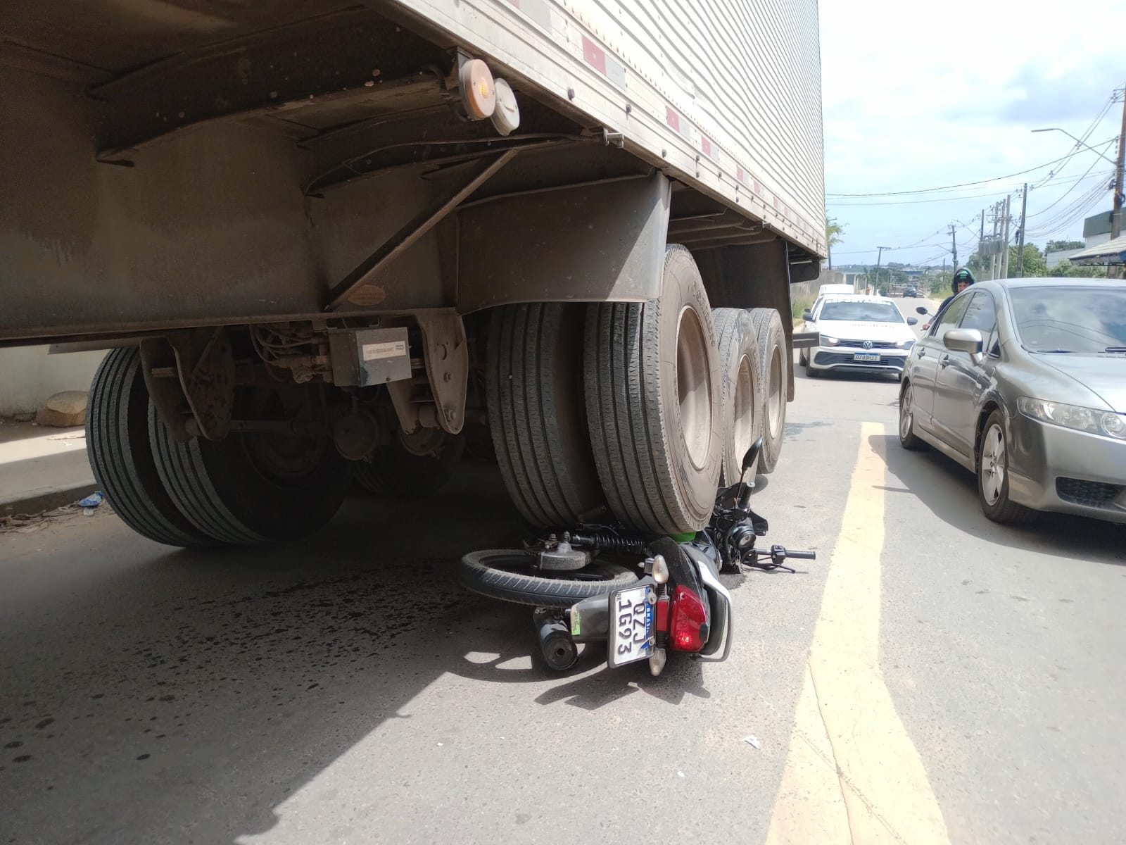 Motociclista fica ferido após moto parar debaixo de carreta em Manaus