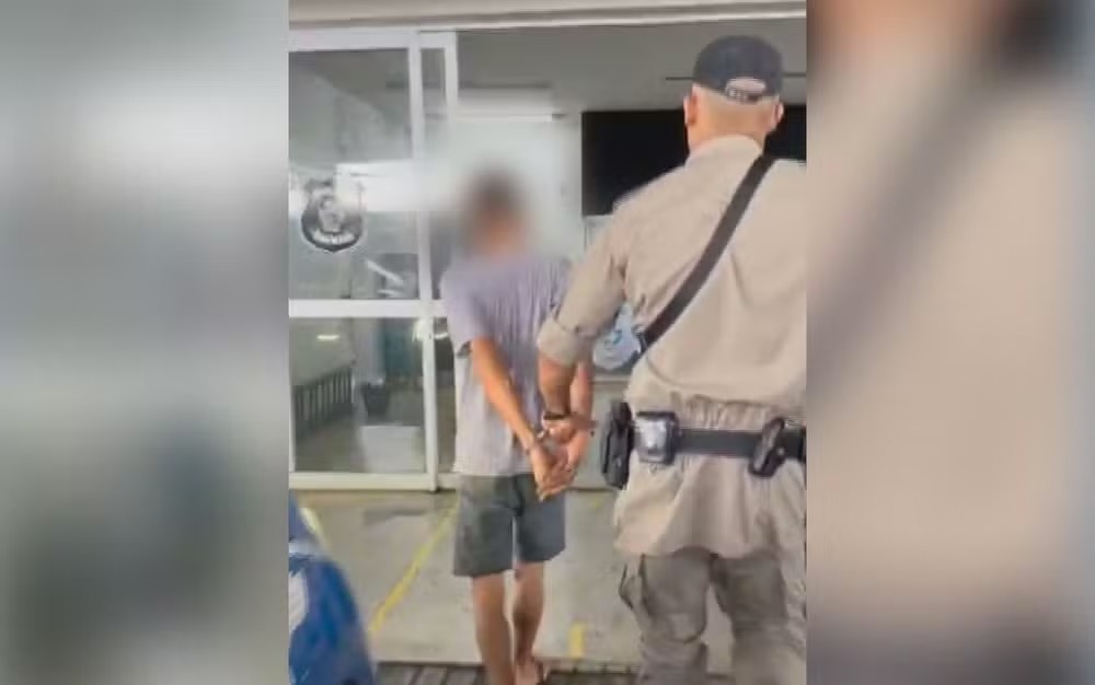 Ladrão liga para a polícia pedindo socorro para não ser morto após furto