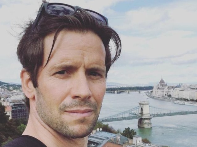 Ator Christian Oliver morre em acidente de avião com as filhas