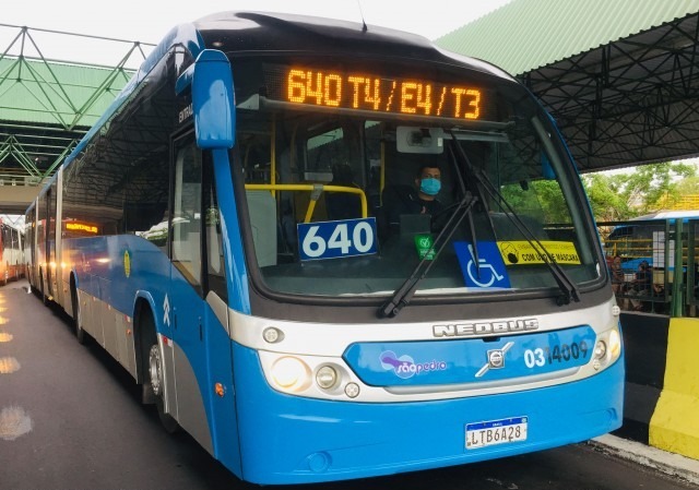 Adolescente assalta ônibus 640 e é espancado por passageiros em Manaus