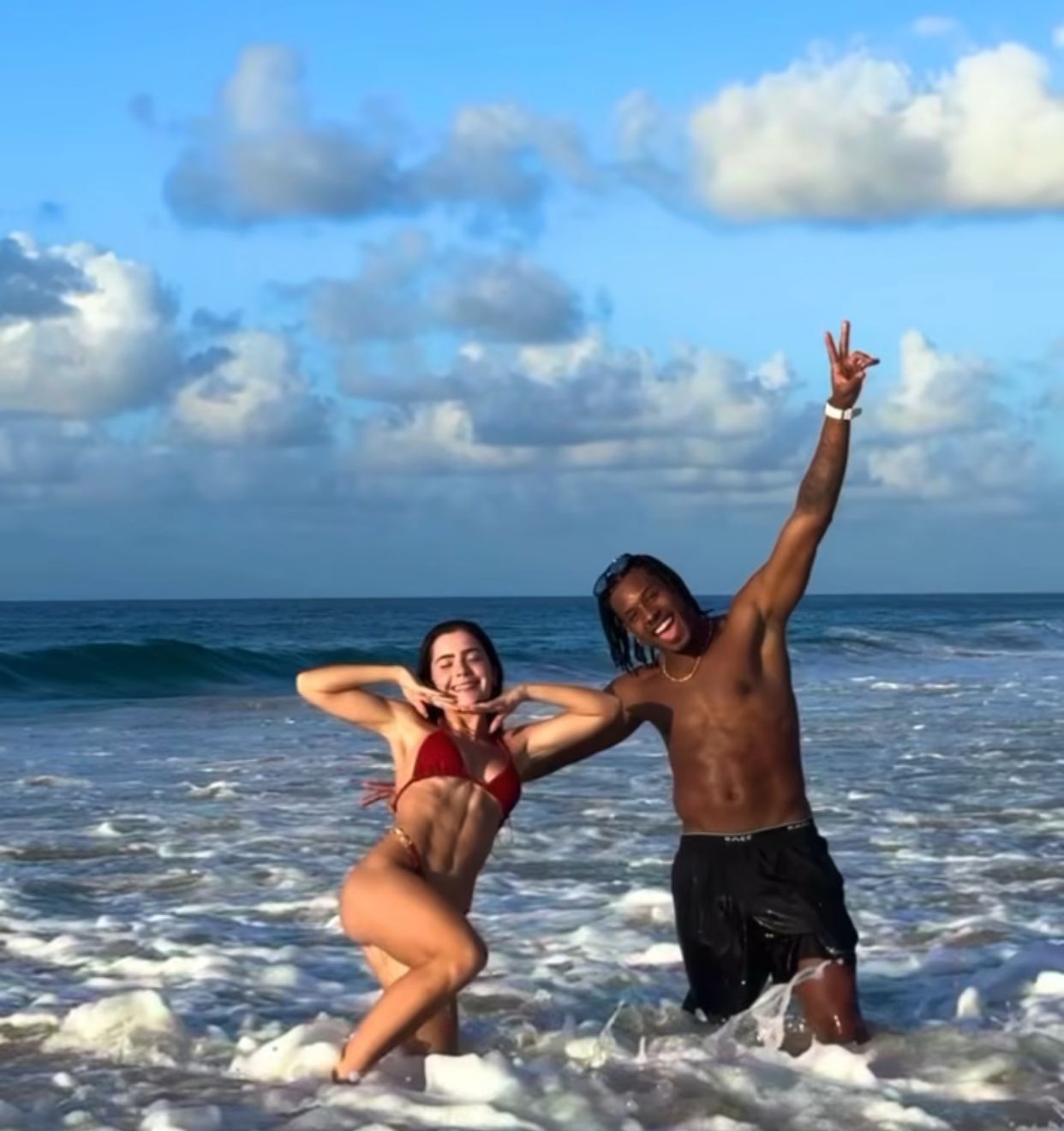 Jade Picon e Paulo André curtem Noronha juntinhos e fãs vão à loucura 