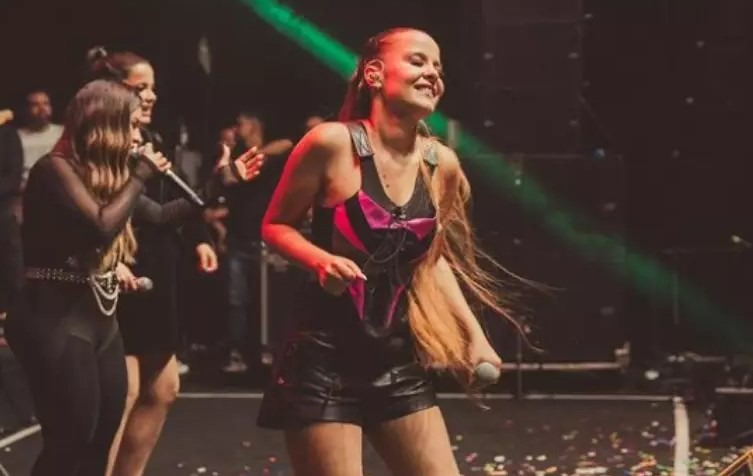 Maiara, da dupla com Maraísa, é criticada por show em SC: 'Completamente alcoolizada'