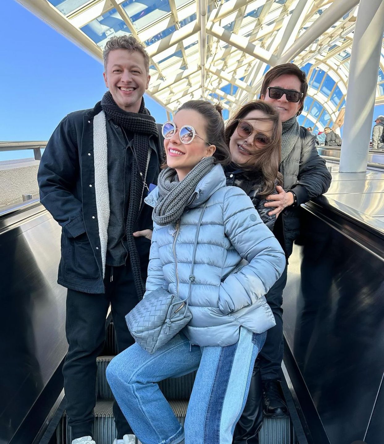 Sandy viaja com o ex-marido Lucas Lima e os pais 