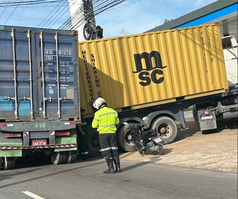 Carreta erra manobra e causa acidente em Manaus