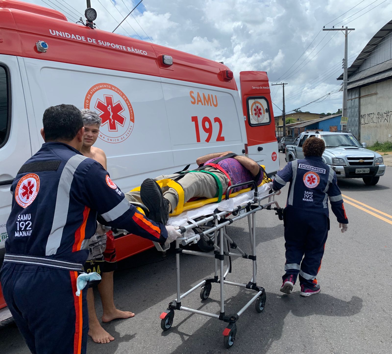 Motociclista de app e passageiro ficam feridos durante acidente em Manaus