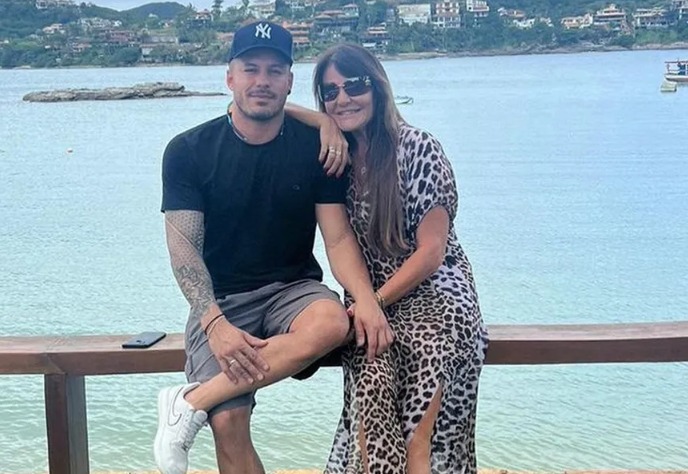 Mãe de Isis Valverde e universitário terminam namoro, diz jornal 