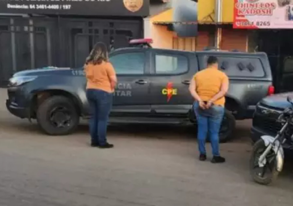 Cuidadora é presa tentando transferir R$ 300 mil de idosos