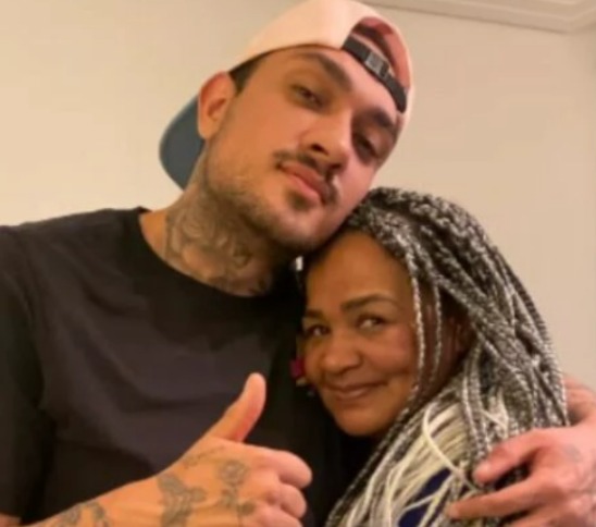 Mãe de MC Bin Laden comenta adoção e diz como cantor se livrou das drogas