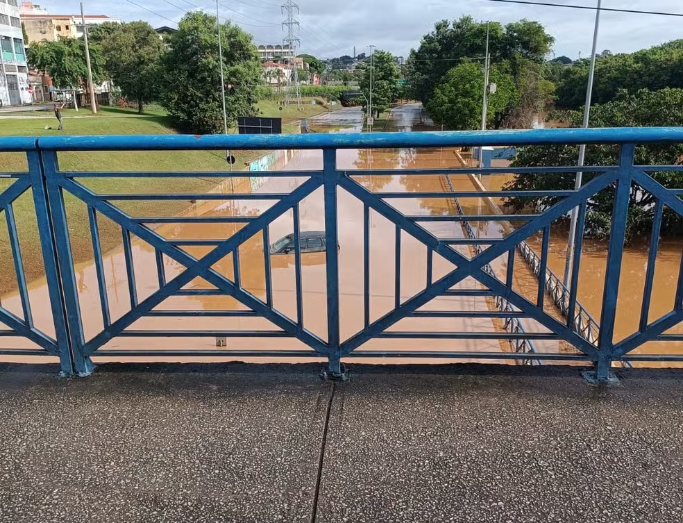 Idosa morre após carro ser arrastado por temporal em São Paulo