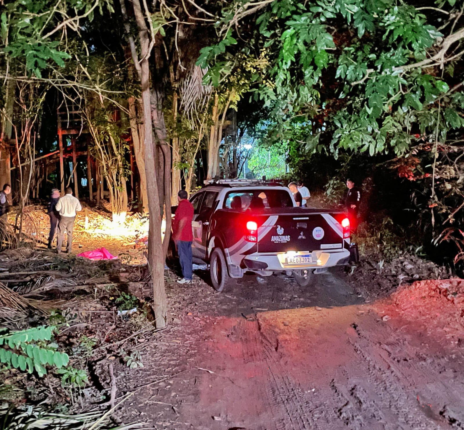 Homem é assassinado e deixado em matagal de Manaus
