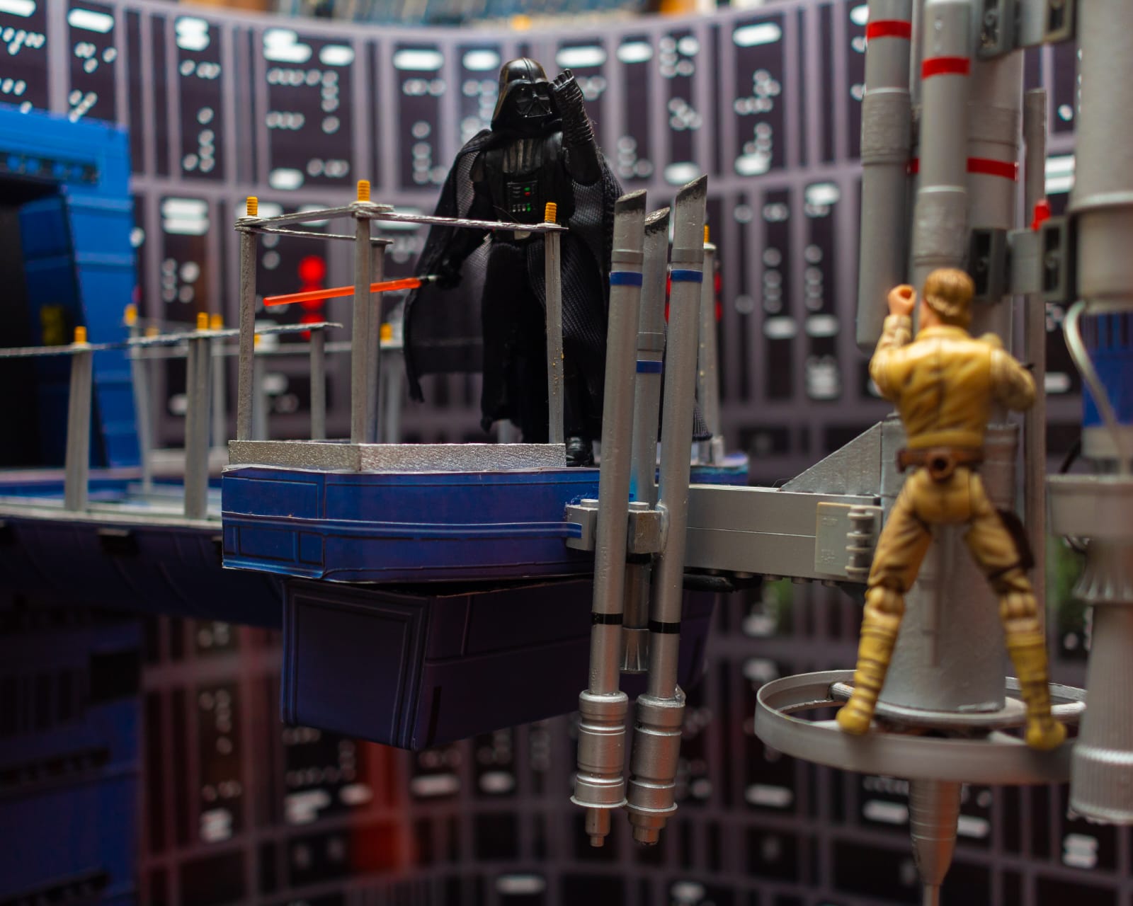 Exposição gratuita mostra cenas de filmes feitas com material reciclável