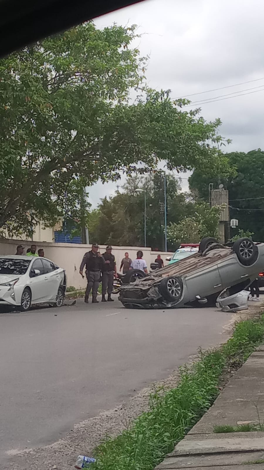 Carro capota após bater em veículo durante acidente em Manaus