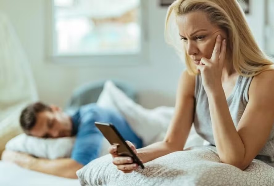 Mulher descobre que ela e o namorado tinham o mesmo amante