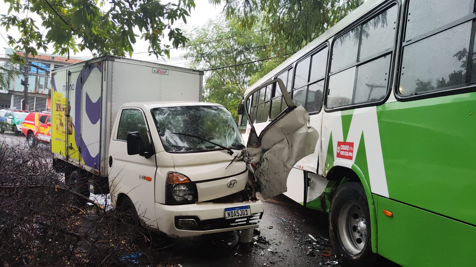 Acidente entre caminhão e ônibus deixa dois feridos no Petrópolis 