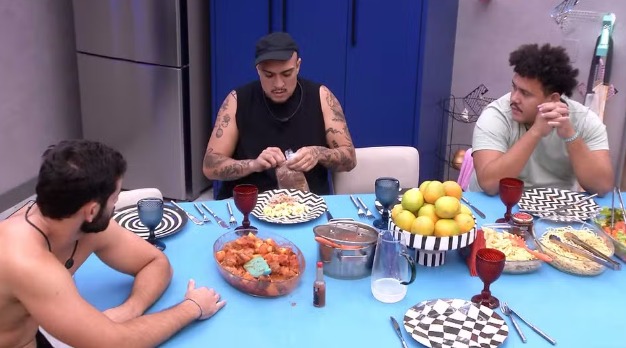 MC Bin Laden se recusa a comer comida feita por Davi: 'cara de pau'