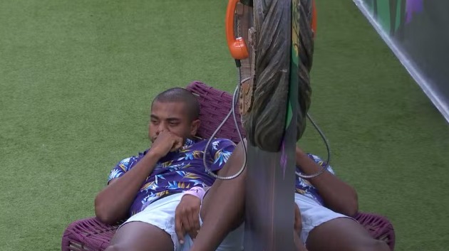 Alvo do Paredão, Davi faz plantão no Big Fone