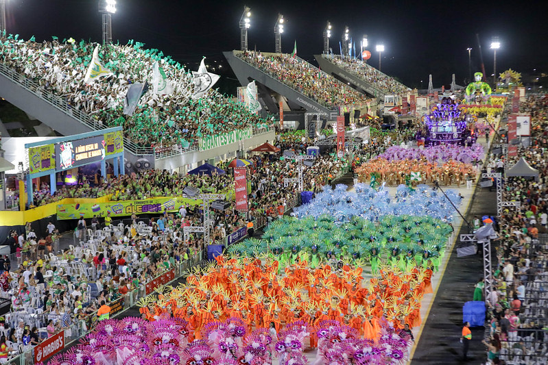 Desfile das escolas de samba reuniu 60 mil foliões no Sambódromo