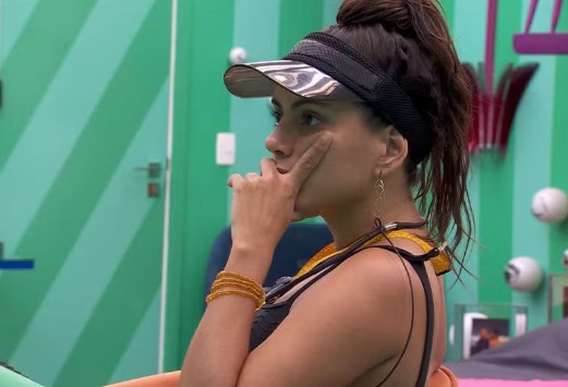 No Quarto do Líder, Fernanda flagra Rodriguinho falando dela