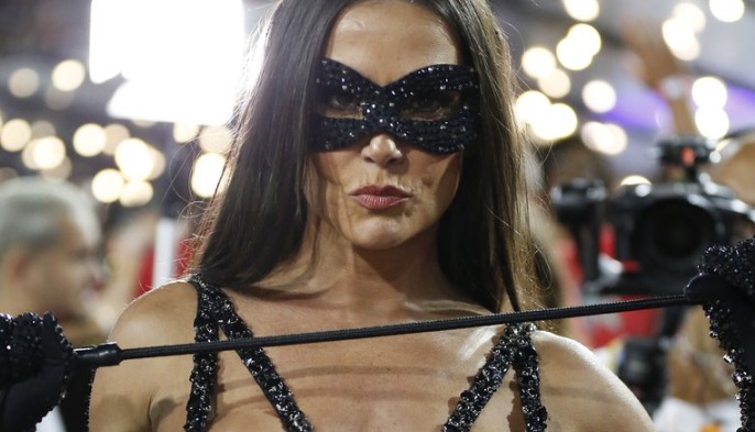  Deborah Secco se fantasia de Tiazinha no Carnaval com maiô cavadíssimo