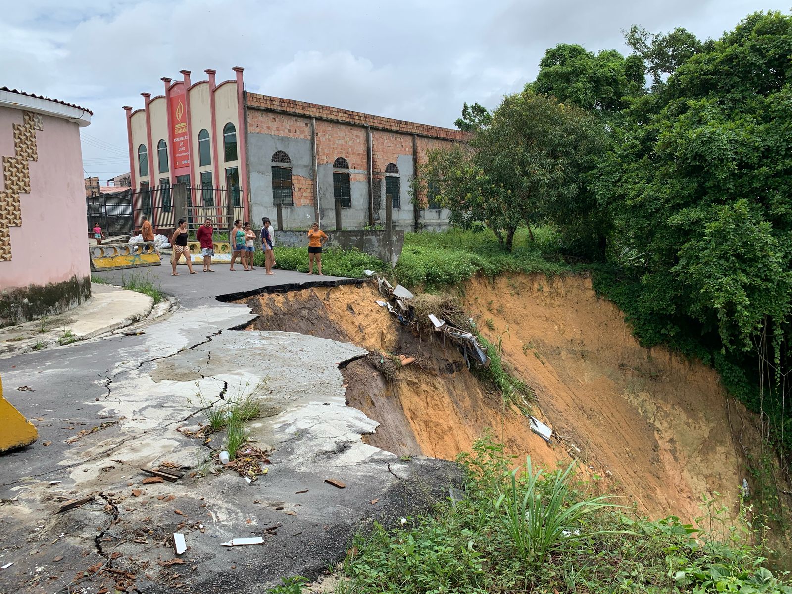 Trecho de rua desaba após chuva torrencial em Manaus