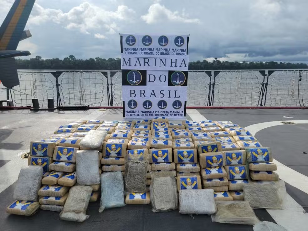 Barco abandonado com 1 tonelada de drogas é encontrado em rio no Amazonas