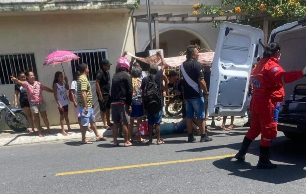 Vereador de Parintins passa mal em motocicleta e sofre acidente