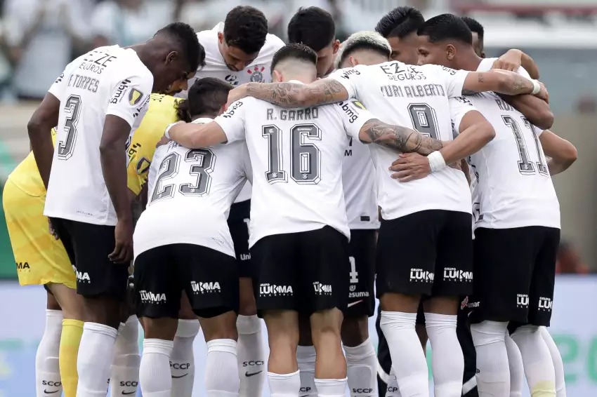 Corinthians arranca empate contra Palmeiras com 2 a menos e zagueiro no gol