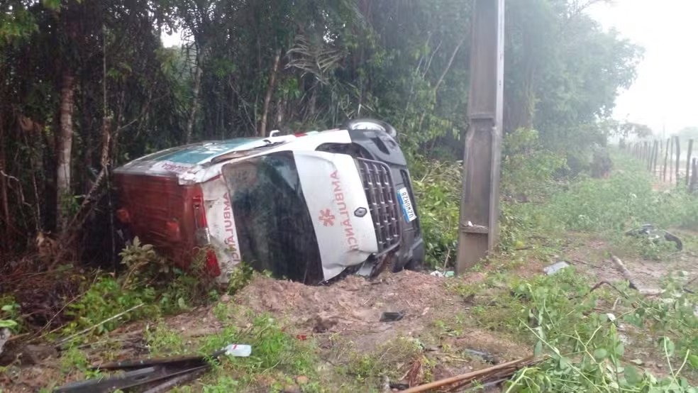 Ambulância capota com paciente em acidente na AM-010