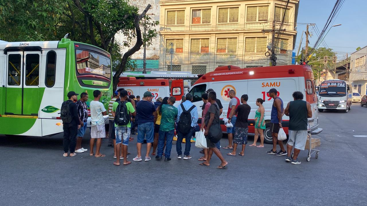 Acidente entre ônibus e motocicleta deixa dois feridos no Centro
