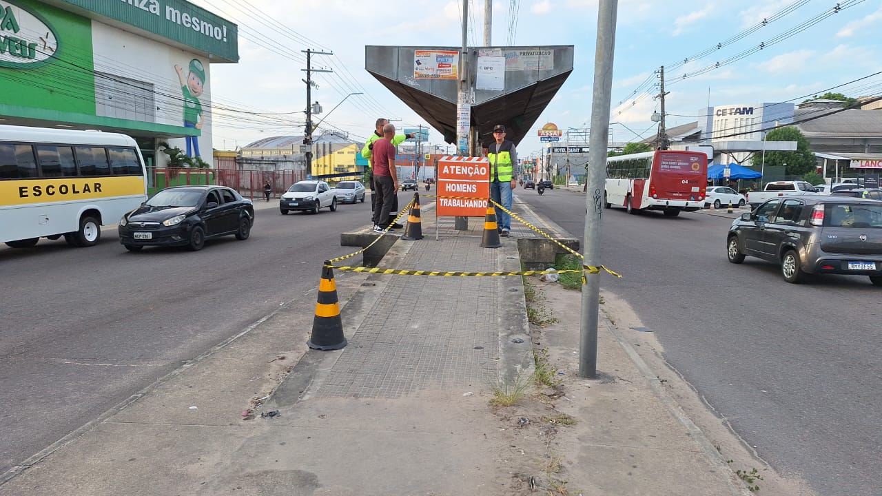 Plataforma de ônibus é desativada na Av. Autaz Mirim devido a obra 