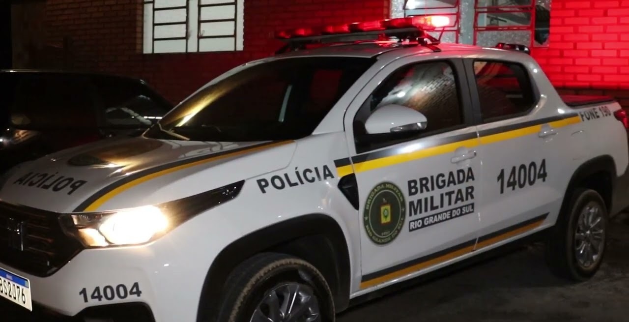 Casal é flagrado fazendo sexo dentro de carro com janelas abertas