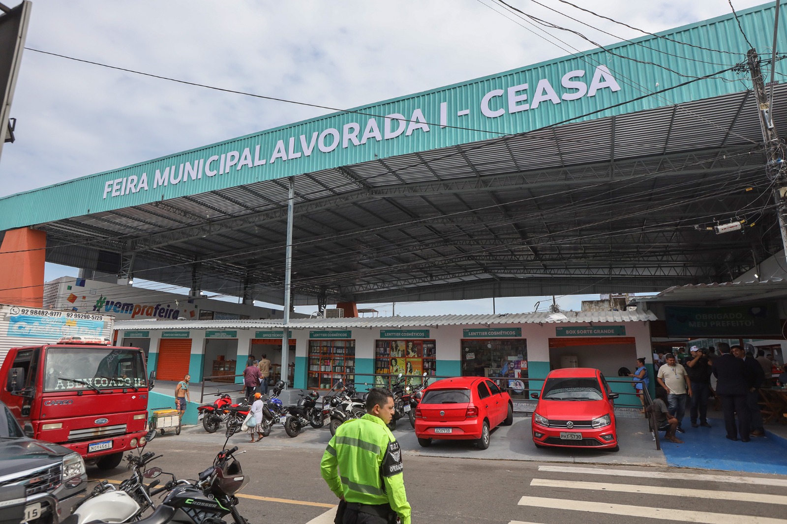 Prefeito de Manaus entrega feira do Alvora reformada