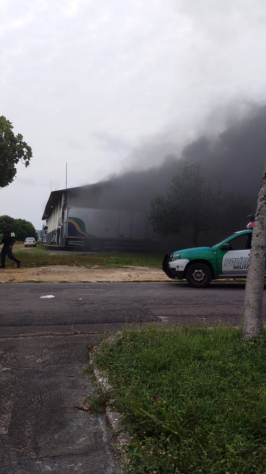 Incêndio atinge prédio da PM no Petrópolis