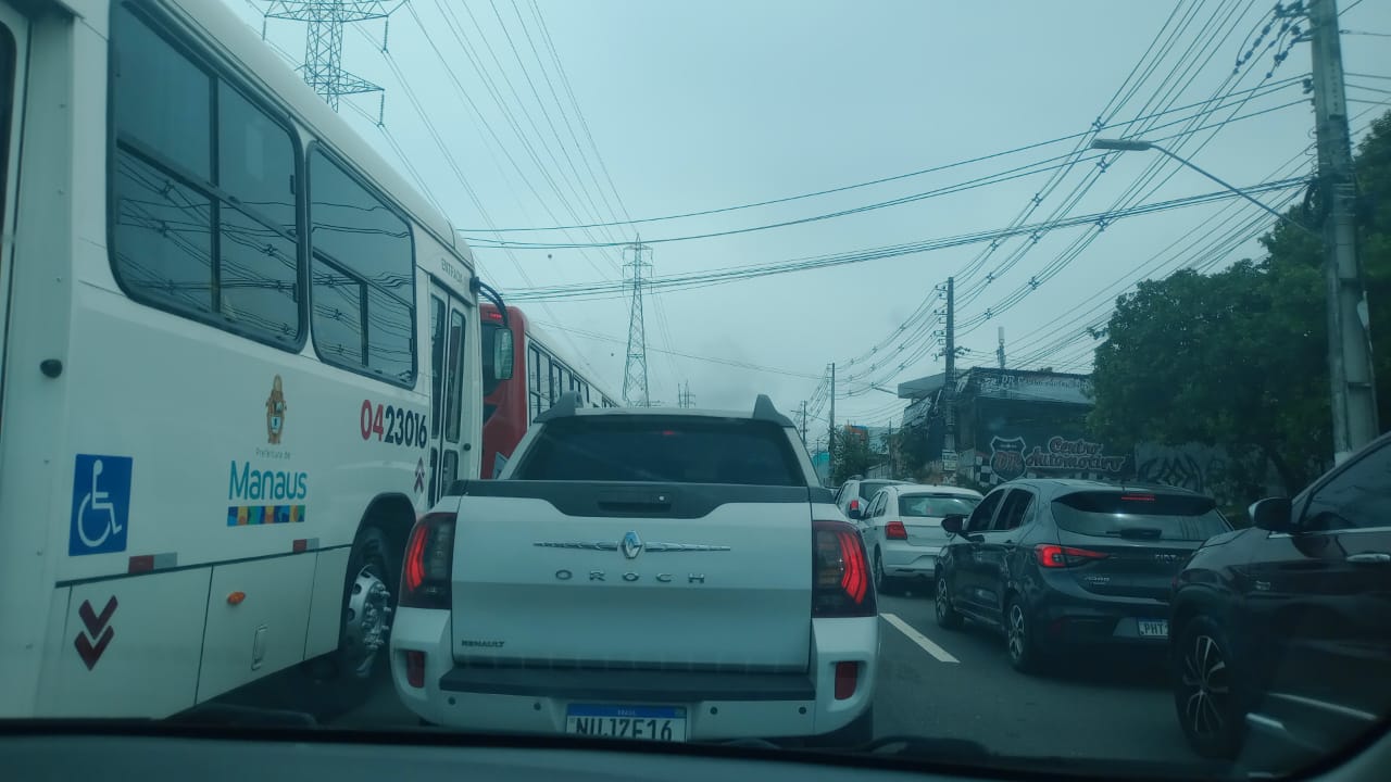 Motoristas enfrentam engarrafamento na Avenida das Torres