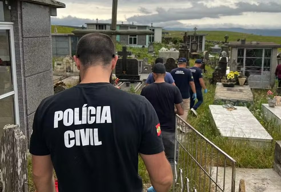 Jovem é assassinado e enterrado em cemitério; suspeitos são presos