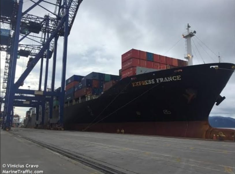 Oficial ucraniano agarra piloto de navio à força no Porto Chibatão