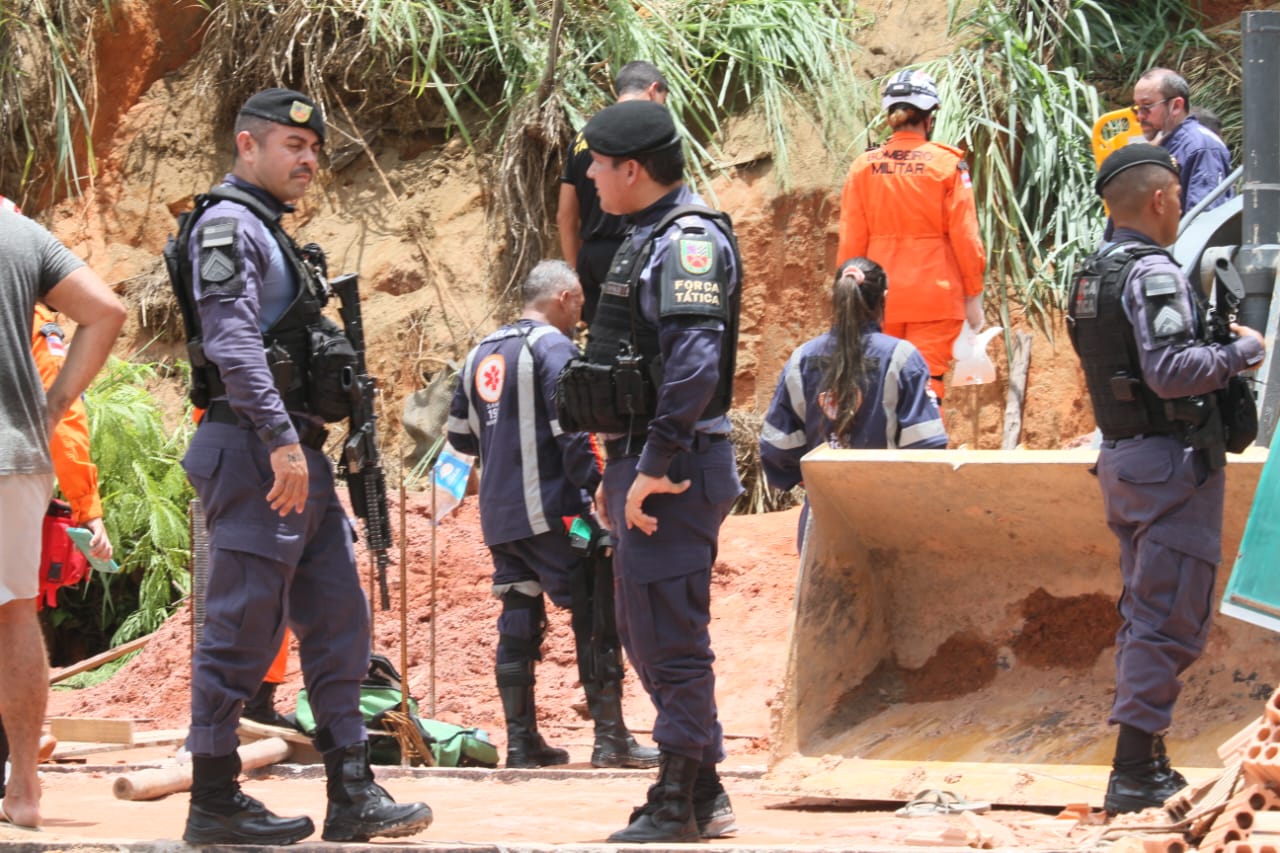 Trabalhadores são soterrados após desbarrancamento em Manaus