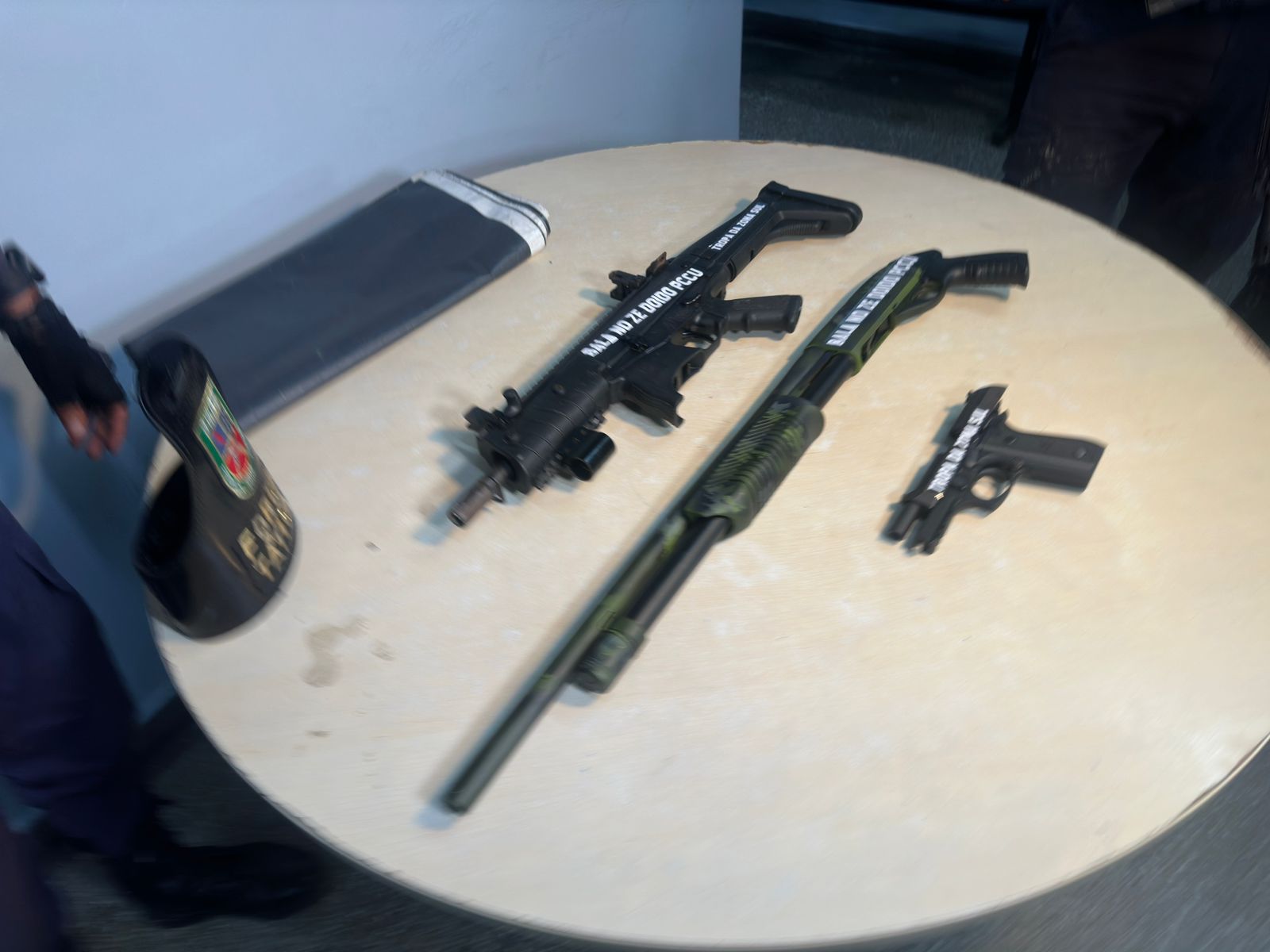 Casal é preso com armas de guerra dentro de carro no Jorge Teixeira