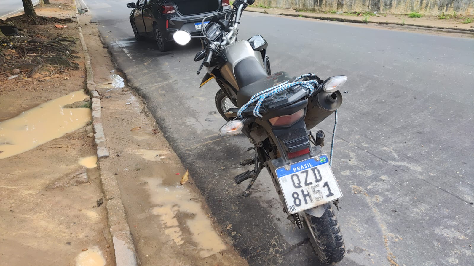 Casal em motocicleta fica gravemente ferido em acidente na Torquato Tapajós