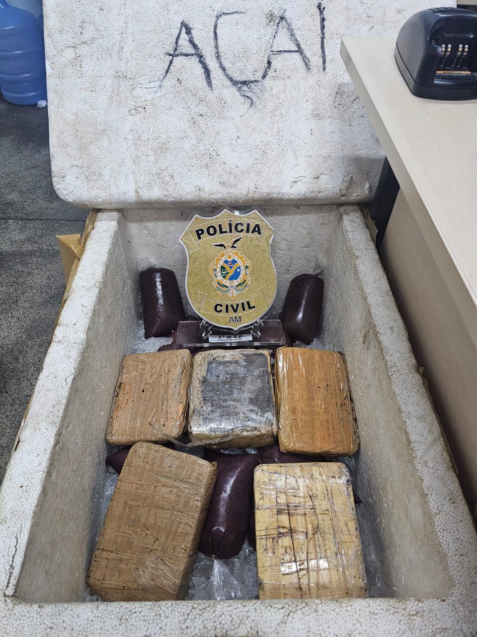 Dupla é presa com drogas escondidas em encomenda de açaí no Porto de Manaus