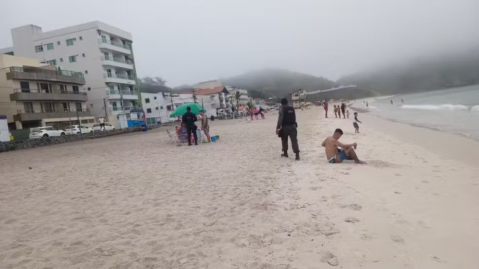 Ambulante morre ao ser atingido por raio em praia de Arraial do Cabo