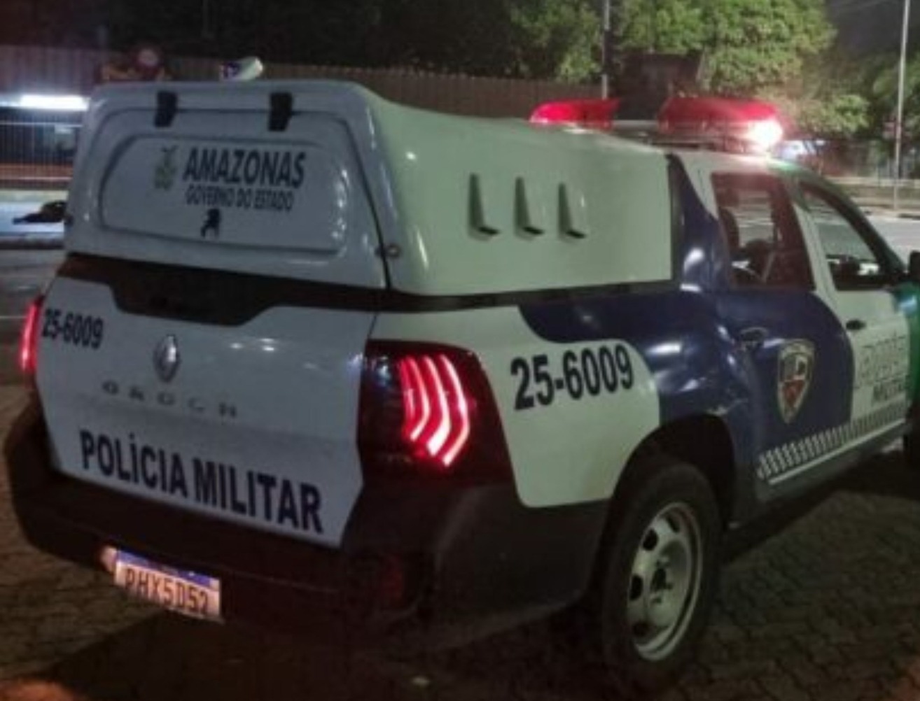 Homem é preso após assaltar drogaria com arma falsa no São José