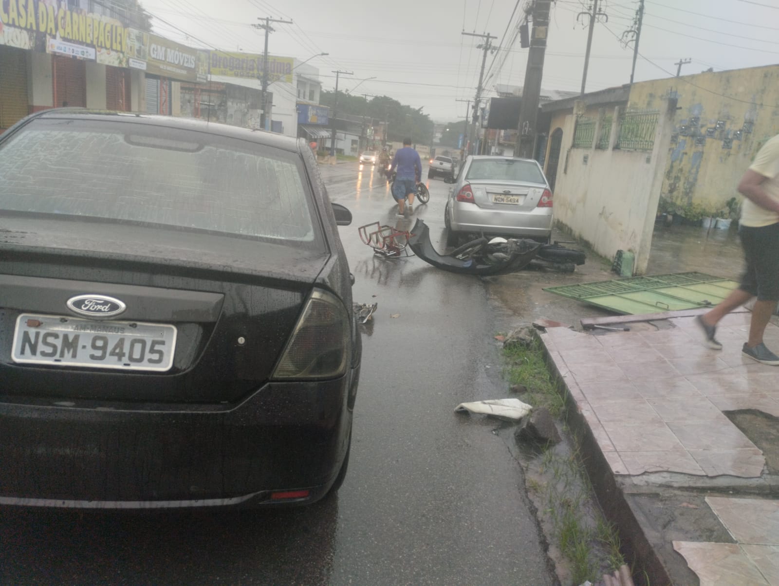 Carro atropela motociclista e arranca portão de casa no Novo Aleixo