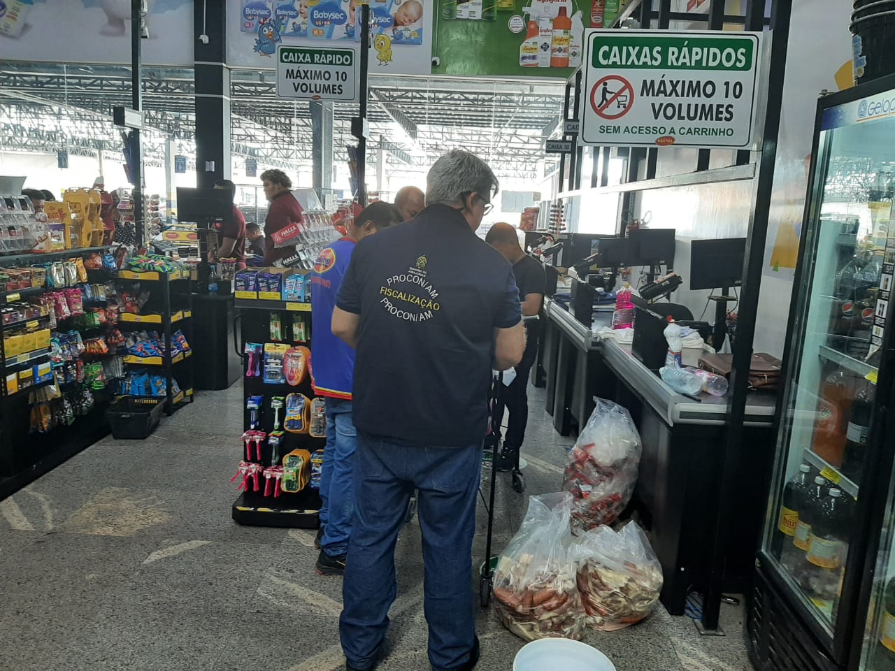 Supermercado é autuado por vender produtos vencidos no Petrópolis