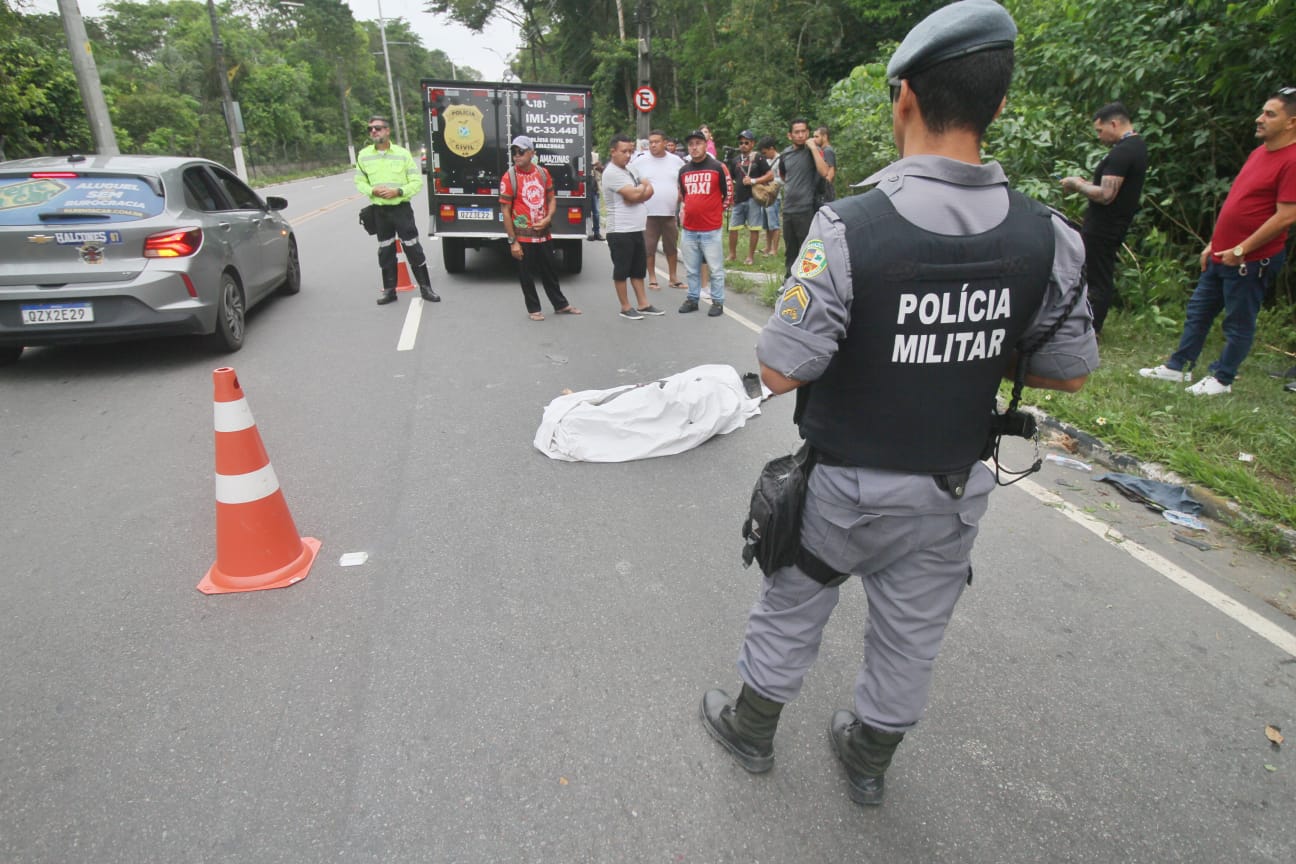 Mulher morre a caminho do trabalho em acidente no Tarumã; marido ficou ferido