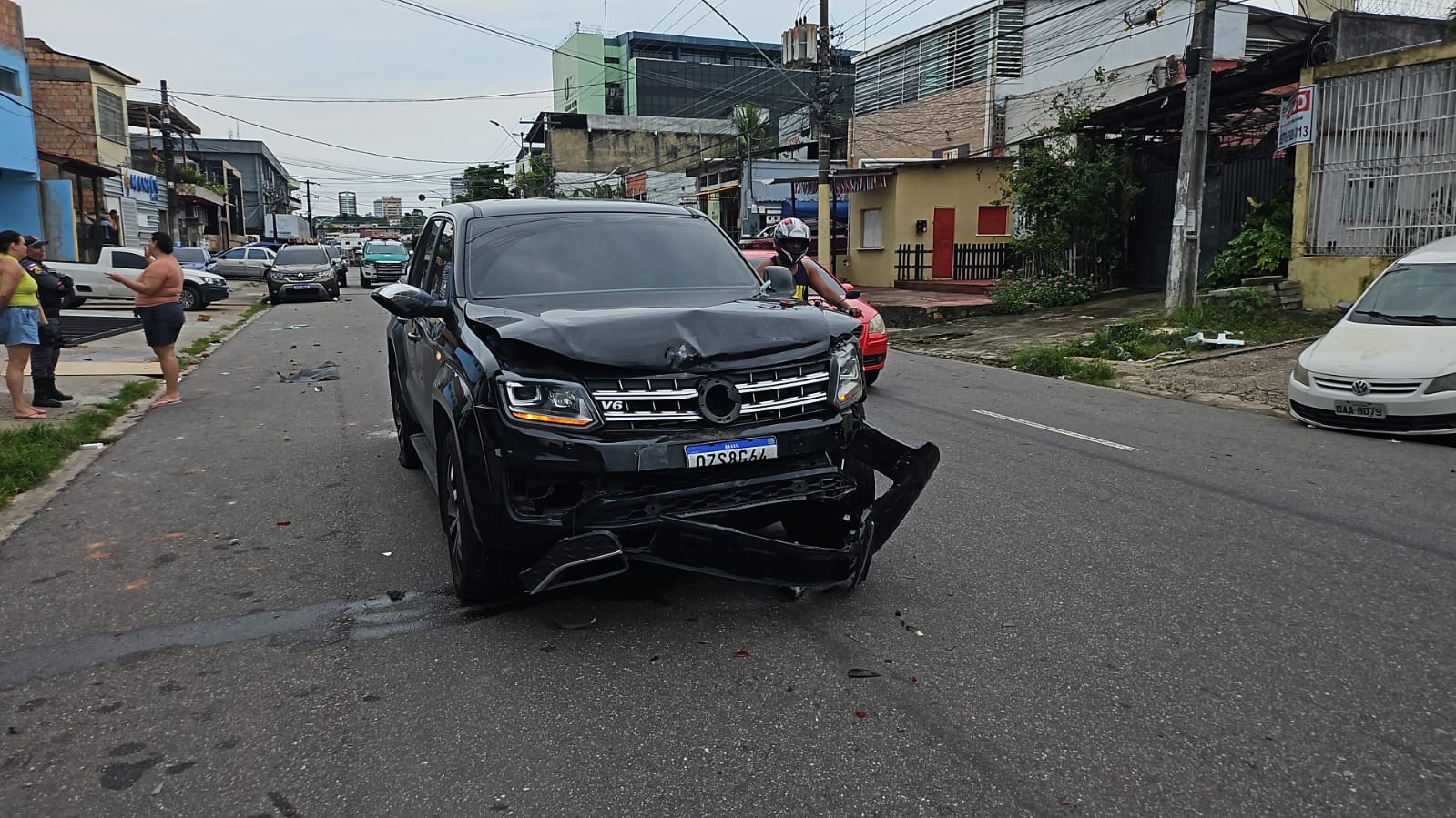 Picape arrasta carros e deixa motorista ferido no centro de Manaus