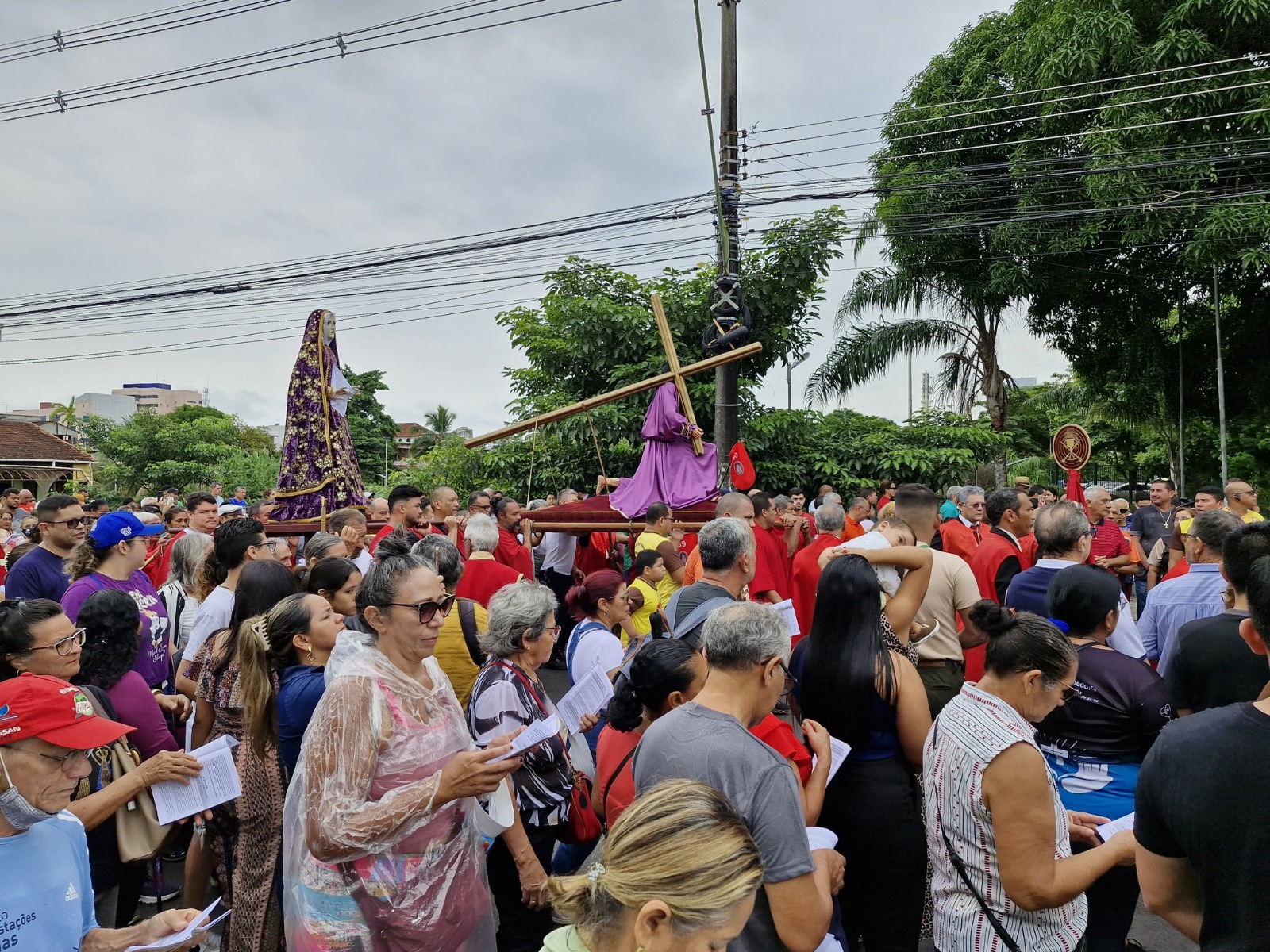 Milhares de fiéis lotam ruas de Manaus durante procissão da Via-Sacra