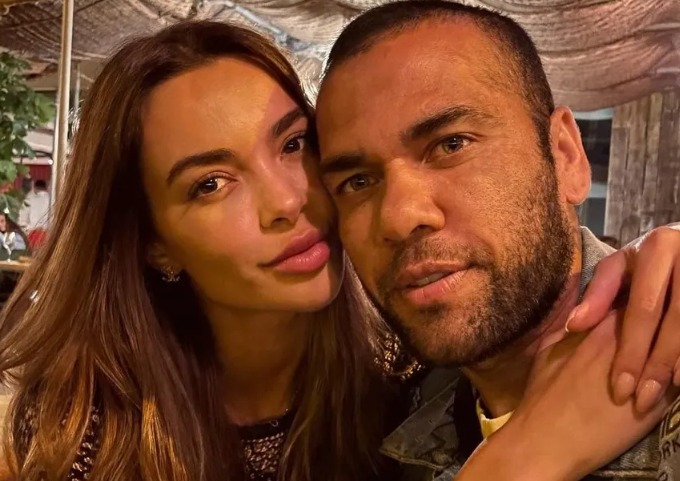 Joana Sanz surpreende e posta foto de mãos dadas com Daniel Alves